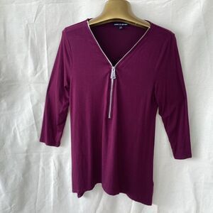 Cable and gauge woman’s zip front top medium
